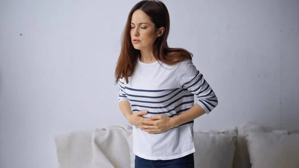 Brunette Vrouw Staan Met Gesloten Ogen Lijden Aan Buikpijn — Stockfoto