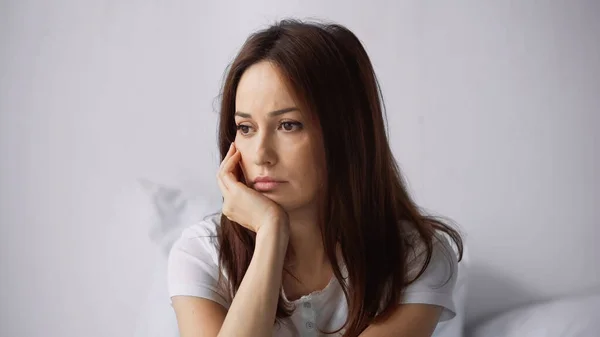 Mujer Molesta Reflexiva Sosteniendo Mano Cerca Cara Mientras Está Sentada — Foto de Stock