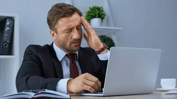 Homem Negócios Cansado Sentado Perto Laptop Com Olhos Fechados Sofrendo — Fotografia de Stock