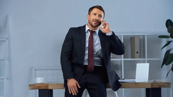 Homem Desgaste Formal Falando Celular Enquanto Local Trabalho Escritório — Fotografia de Stock