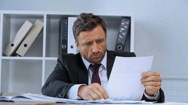 Homem Negócios Descontente Que Trabalha Com Papéis Mesa Trabalho Escritório — Fotografia de Stock