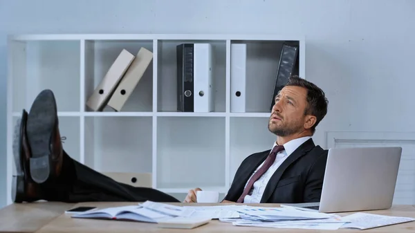 Man Pak Zitten Met Benen Het Bureau Tijdens Koffiepauze Het — Stockfoto