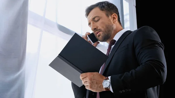 Niski Kąt Widzenia Biznesmena Notebooka Rozmowy Przez Telefon Komórkowy Biurze — Zdjęcie stockowe