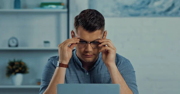 Stanco Freelance Indossa Gli Occhiali Guardando Computer Portatile Mentre Lavora — Foto Stock