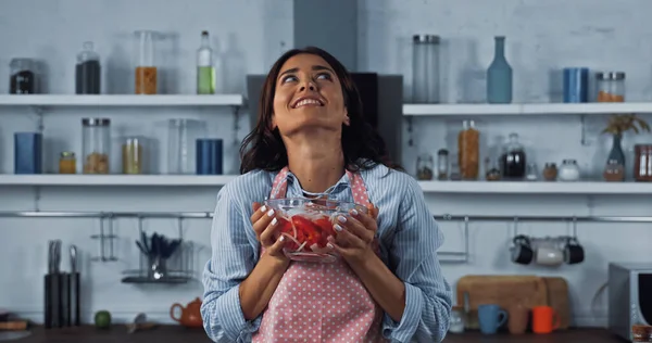 Excited Woman Bowl Fresh Vegetable Salad Looking Kitchen — Φωτογραφία Αρχείου