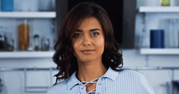 Portrait Brunette Woman Wavy Hair Looking Camera Kitchen — 图库照片