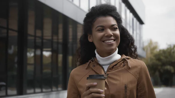 Szczęśliwy Młody Afroamerykanin Kobieta Trzyma Kawę Iść Ulicę — Zdjęcie stockowe