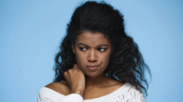 Smutna Afroamerykanka Białym Swetrze Odwracając Wzrok Niebiesko — Zdjęcie stockowe