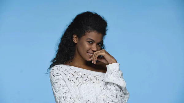 Shy African American Woman White Knitted Sweater Smiling Isolated Blue — Stockfoto