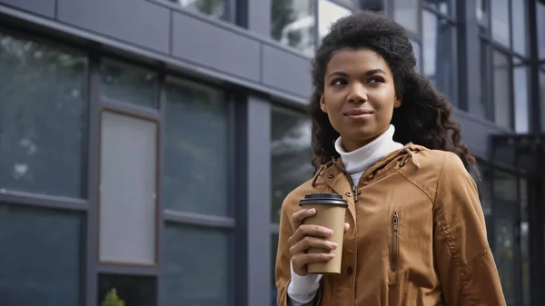 Młoda Afroamerykanka Trzyma Kawę Miejską Ulicę — Zdjęcie stockowe