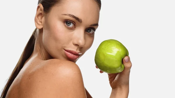 Portret Van Brunette Jonge Vrouw Met Groene Appel Kijken Naar — Stockfoto