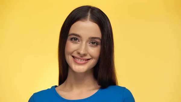 Mavi Tişörtlü Genç Esmer Kadın Gülümsüyor Sarı Renkli Kameraya Bakıyor — Stok fotoğraf