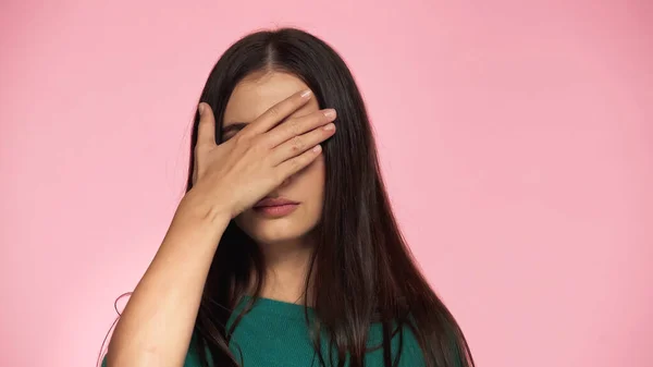 Brunette Young Woman Green Blouse Covering Eyes Hand Isolated Pink — Stockfoto