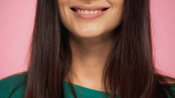 Обрізаний Вид Брюнетки Молода Жінка Посміхається Ізольовано Рожевому — стокове фото