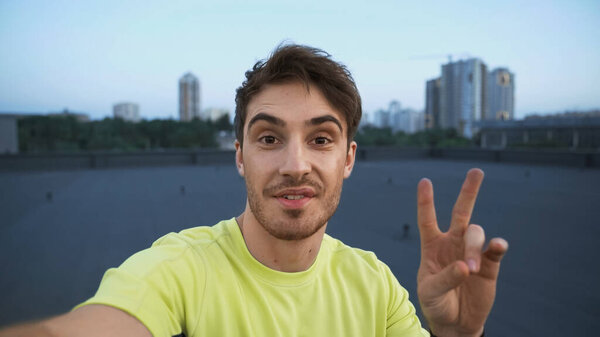 Sportsman Looking Camera While Showing Peace Sign Roof Evening — Photo