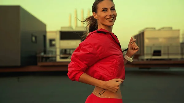 Cheerful Sportswoman Looking Camera While Running Roof Evening — Fotografia de Stock