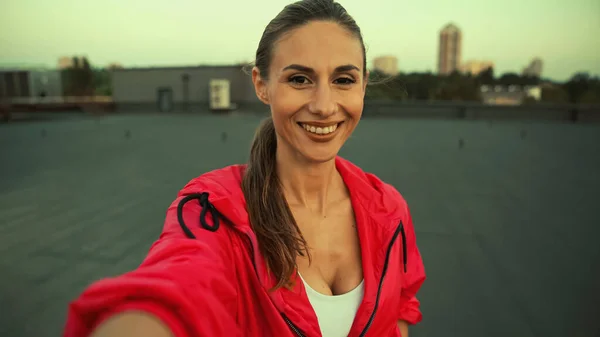 Cheerful Sportswoman Looking Camera Roof Evening — Fotografia de Stock