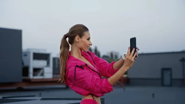 Side View Sportswoman Taking Selfie Smartphone Roof Building Evening — Fotografia de Stock