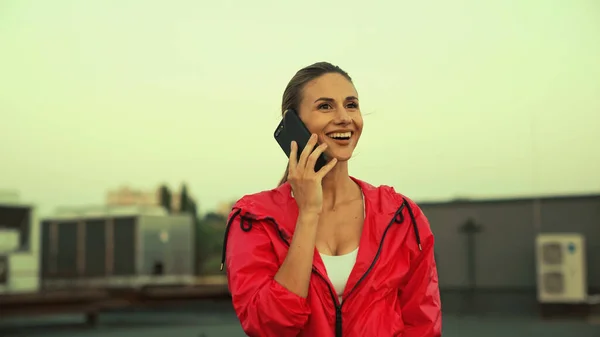 Smiling Sportswoman Talking Mobile Phone Roof Evening — Stock Fotó