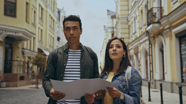 Multiethnic Tourists Holding Map Urban Street — Stock Fotó