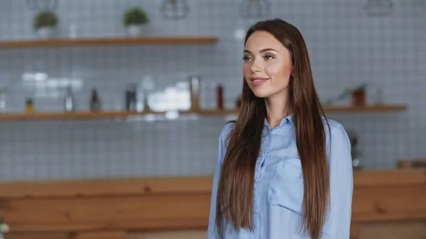 Femme brune souriante regardant loin à la maison — Photo de stock