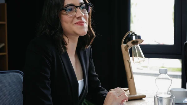 Junge Geschäftsfrau mit Brille lächelt im Besprechungsraum — Stockfoto