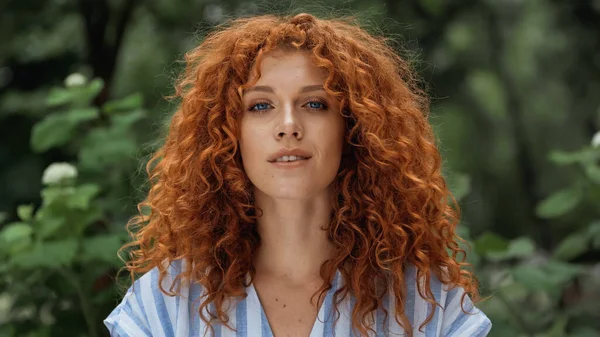 Bella rossa donna con gli occhi azzurri guardando la fotocamera al di fuori — Foto stock