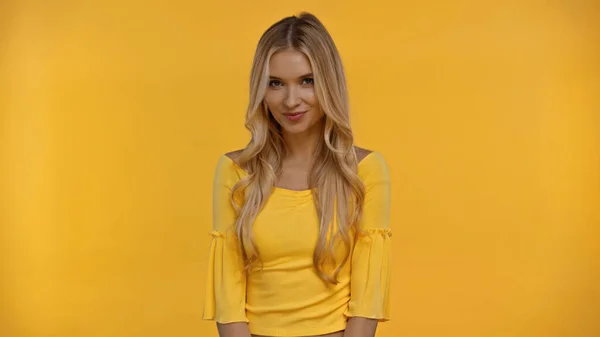 Sorrindo mulher loira olhando para a câmera isolada no amarelo — Fotografia de Stock