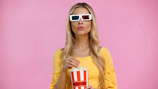 Mujer rubia en gafas 3d sosteniendo palomitas aisladas en rosa - foto de stock