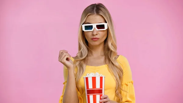 Donna in occhiali 3d e camicetta con popcorn isolati su rosa — Foto stock