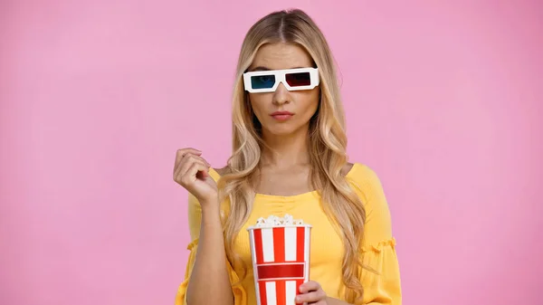 Mujer en gafas 3d y blusa sosteniendo palomitas aisladas en rosa - foto de stock