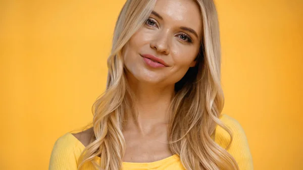 Портрет усміхненої блондинки дивиться на камеру ізольовано на жовтому — стокове фото