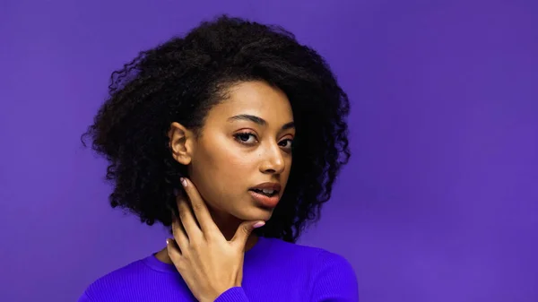 Pretty african american woman with curly hair isolated on purple — Stock Photo