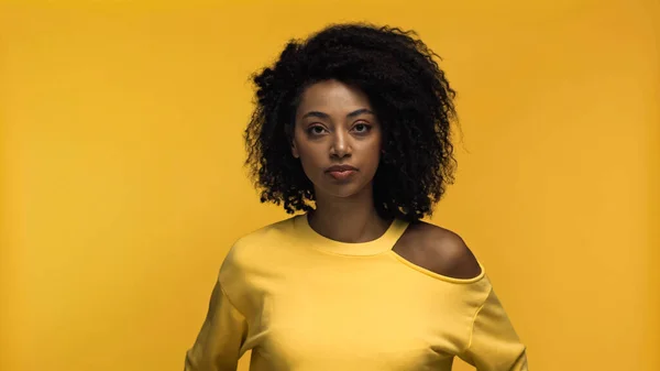 Pretty young african american woman isolated on yellow — Stock Photo