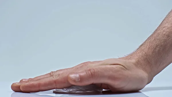 Обрезанный вид человека нажатием пластиковой чашки на серый, экологическая концепция — стоковое фото
