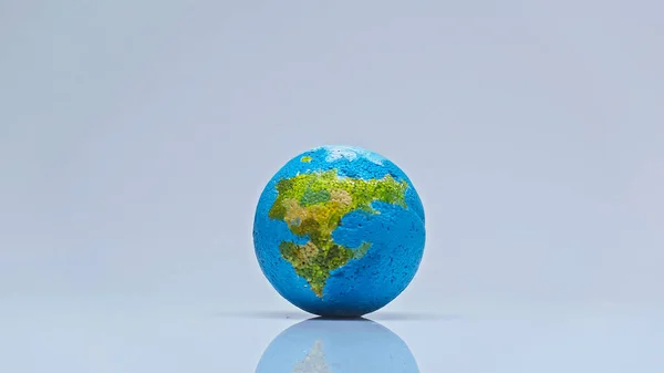 Globo azul sobre fundo cinza com espaço de cópia, conceito ambiental — Fotografia de Stock