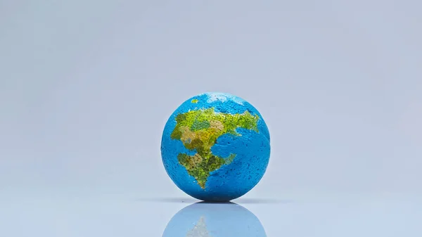 Globo azul sobre fondo gris con espacio de copia, concepto ambiental - foto de stock