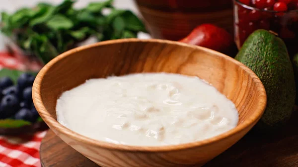 Nahaufnahme von frischem und leckerem Joghurt in Holzschale — Stockfoto