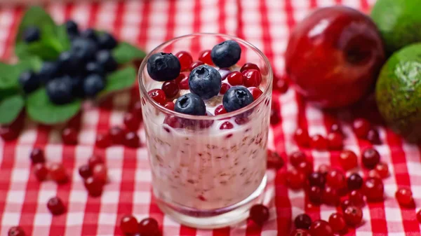 Preiselbeeren und Blaubeeren auf frischem Joghurt — Stockfoto