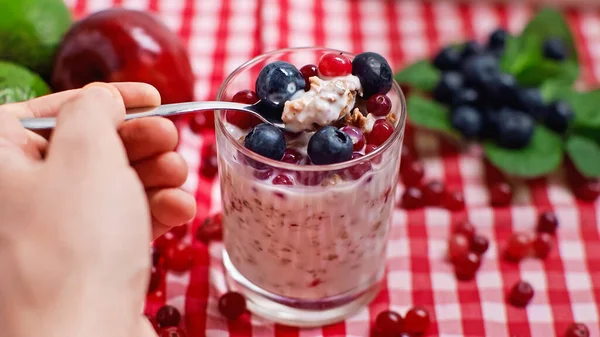 Обрезанный вид человека с ложкой свежего йогурта и ягодами — Stock Photo
