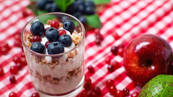 Layers of yogurt and crunchy granola with berries on top — Stock Photo