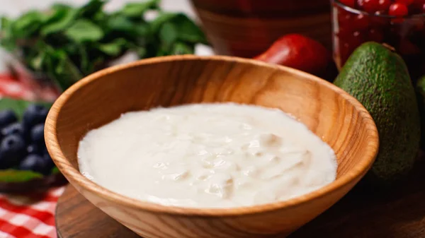 Nahaufnahme von frischem und süßem Joghurt in Holzschale — Stockfoto