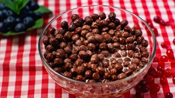 Glass bowl with chocolate and crunchy cornflakes with milk — Stock Photo