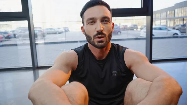 Deportista atlético mirando hacia otro lado en el gimnasio - foto de stock