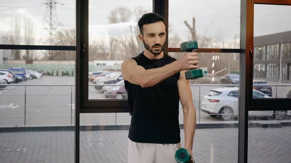 Entrenamiento de deportista atlético con pesas en el gimnasio - foto de stock