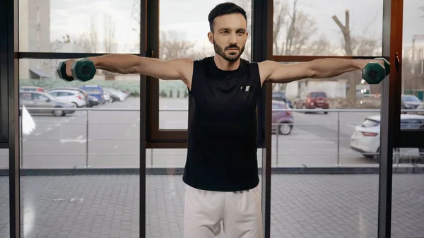 Allenamento di sportivi bruni con manubri nel centro sportivo — Foto stock