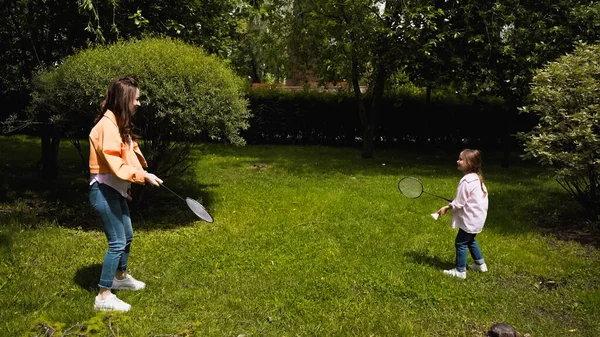 Mother and daughter playing badminton in green park — Foto stock