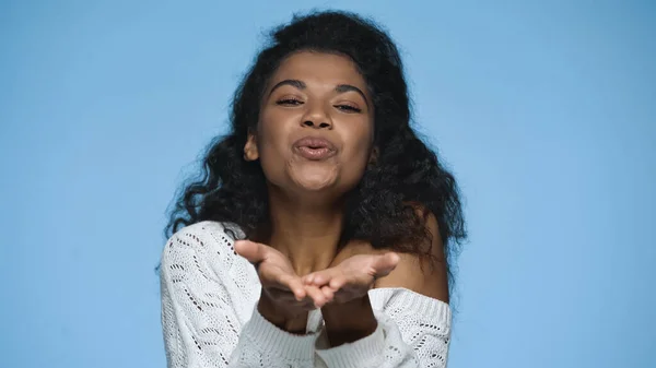 Happy african american woman blowing kiss isolated on blue — Stockfoto