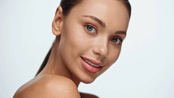Porträt einer hübschen jungen Frau mit perfekter Haut, die isoliert auf Weiß lächelt — Stockfoto