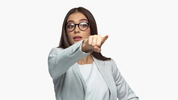 Unzufriedene Geschäftsfrau in grauem Blazer und Brille zeigt mit erhobenem Zeigefinger auf Weiß — Stockfoto